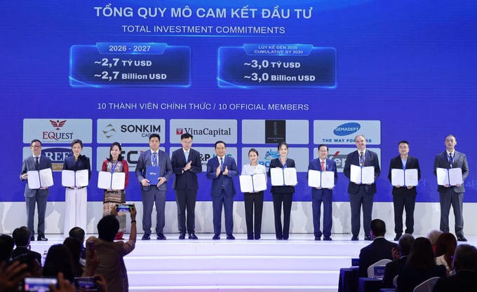 Lãnh đạo Tp.HCM cùng đại diện 10 doanh nghiệp thành viên đầu tiên của VIFC-HCMC tại lễ công bố, với tổng quy mô cam kết đầu tư khoảng 2,7 tỷ USD giai đoạn 2026-2027.