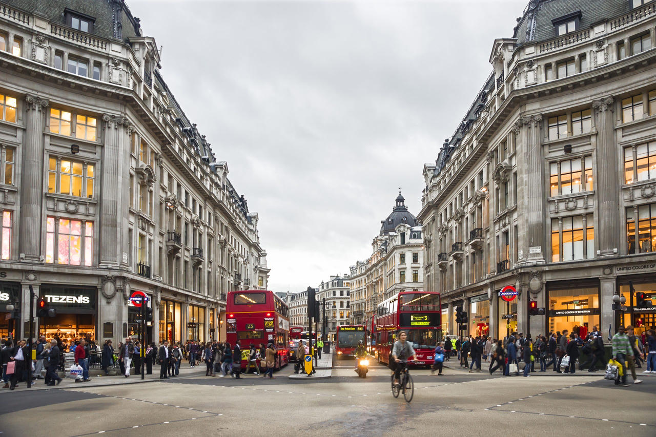 Regent Street - một trong những con phố mua sắm sầm uất bậc nhất thế giới