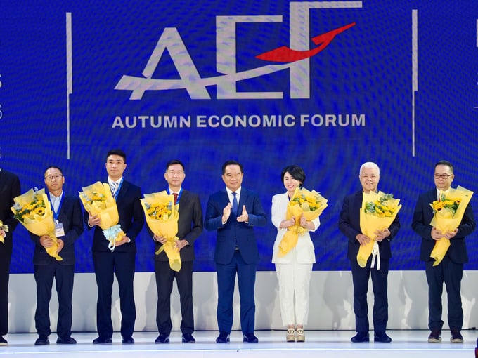 Chủ tịch UBND Tp.HCM Nguyễn Văn Được chụp ảnh lưu niệm cùng đại diện các nhà đầu tư tham dự Diễn đàn Kinh tế Mùa thu năm 2026.