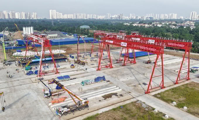 Hệ thống cổng trục và khu vực đúc dầm phục vụ thi công tuyến metro Bến Thành - Cần Giờ.
