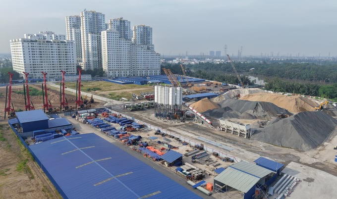 Toàn cảnh khu vực tập kết vật tư, thiết bị và chuẩn bị cấu kiện phục vụ thi công tuyến metro Bến Thành - Cần Giờ.