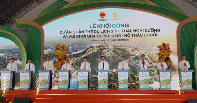 Các đại biểu thực hiện nghi thực khởi công dự án.