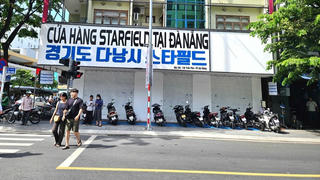 Loạt hàng thời trang trên phố du lịch Đà Nẵng 'cửa đóng, then cài'