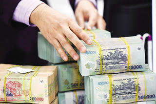 Bơm hàng trăm nghìn tỷ vào nền kinh tế, tiền đi về đâu?