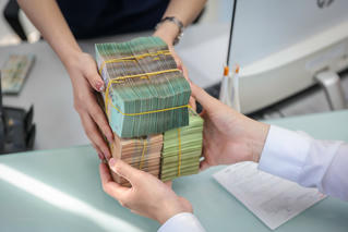 Lãi suất cho vay rục rịch tăng, lãi vay năm 2025 thế nào?