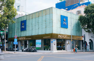 PNJ: Lợi nhuận suy giảm liên tục, cổ phiếu lập đỉnh lịch sử