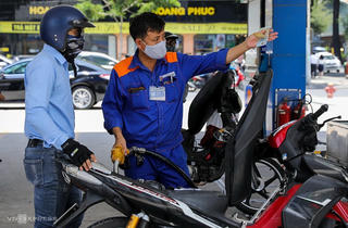 Giá xăng dầu tăng cao nhất trong 8 năm, doanh nghiệp than lỗ, cách nào để bình ổn thị trường?