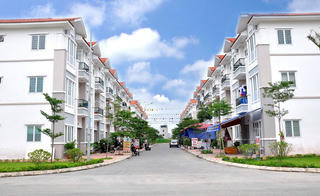 Sau tết, nên đổ tiền vào chứng khoán hay bất động sản?