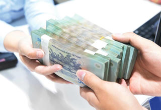Cho vay 'đảo nợ' từ 4,6%/năm: Ngân hàng thừa tiền, tranh khách của nhau
