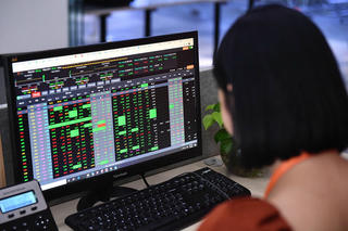 Thu hẹp đà giảm, VN-Index mất hơn 10 điểm
