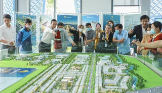 Thủ tướng yêu cầu tiếp tục quyết liệt tháo gỡ khó khăn cho thị trường bất động sản
