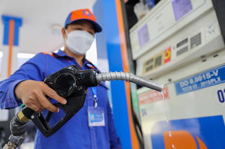 Giá xăng thiết lập đỉnh mới, gần 30.000 đồng/ lít 