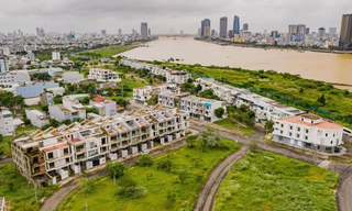 Nhan nhản shophouse bỏ hoang trên 'đất vàng' Đà Nẵng