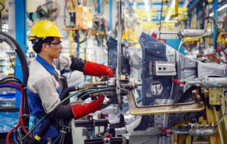 Ngành sản xuất đối mặt nhiều khó khăn