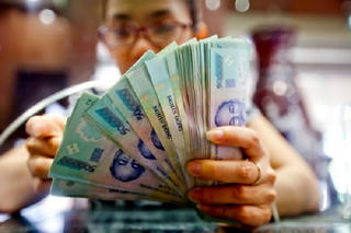 Người dân ngày càng kém “mặn mà” gửi tiền tiết kiệm