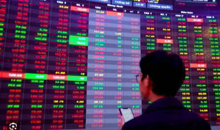 Sắc đỏ chiếm ưu thế, VN-Index giảm gần 5 điểm