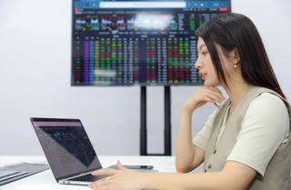 VN-Index nhích tăng, nhóm Vingroup phân hóa mạnh