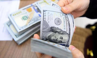 Fed tăng lãi suất, USD lao dốc toàn thị trường