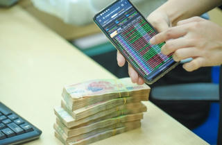 Thanh khoản sàn HoSE bất ngờ vọt lên trên 20.000 tỷ đồng, VN-Index rung lắc mạnh