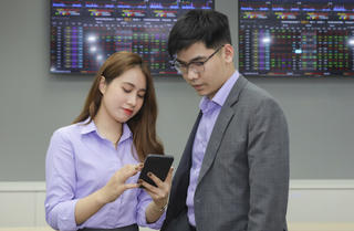 Tháng 3/2024: 'VN-Index tiệm cận 1.300 điểm, tiết lộ 3 nhóm ngành khả quan'