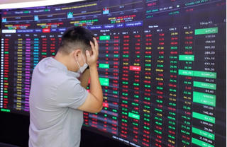Bất ngờ 'cắm đầu' cuối phiên, VN-Index rớt gần 20 điểm, hàng chục mã giảm kịch sàn