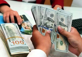 Giá USD 'chợ đen' tăng mạnh, vượt 25.000 đồng