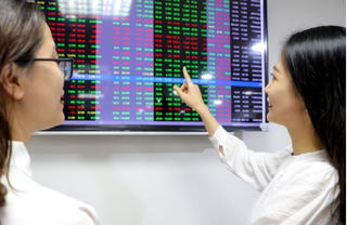 Nhóm Vingroup khởi sắc trở lại, VN-Index nhích nhẹ