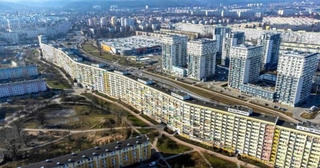 Tòa nhà dài gần 1km, dân số ngang một thị trấn nhỏ, hai đầu tòa nhà có khí hậu khác nhau
