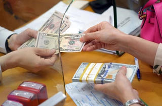Giá USD 'chợ đen' quay đầu giảm mạnh, chiều bán thấp hơn ngân hàng