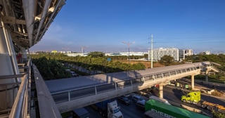 'Chạy nước rút' thi công xuyên lễ, hình hài những cây cầu đi bộ nối nhà ga Metro Bến Thành - Suối Tiên đã lộ rõ