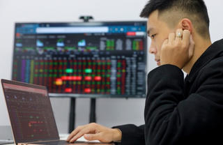 VN-Index chỉ giảm nhẹ dù số mã giảm trên sàn HoSE gấp 2,3 lần số mã tăng