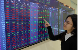 Có lúc nhúng xuống dưới 1.060 điểm, VN-Index bật lại gần giá tham chiếu