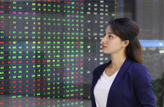VN-Index tăng 4 điểm nhờ lực kéo cuối phiên, HAG và HQC 'nằm sàn'