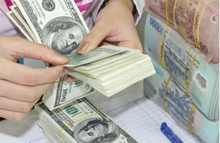 Giá USD chạm mốc 25.000 đồng, tăng áp sát đỉnh lịch sử