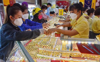 ‘Đổ xô mua vàng bình ổn giá, nhiều người đã bị lỗ’