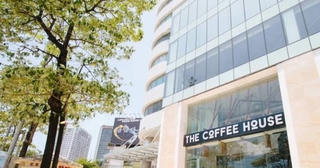 Bác sĩ trẻ bị kính rơi vào người, trách nhiệm thuộc về tòa nhà hay chuỗi The Coffee House?