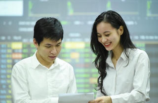 VN-Index 'rộng cửa' chuyển xu hướng từ 'đi ngang' sang 'tăng điểm'