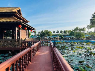Ngắm biệt phủ 200 tỷ tựa cung đình Huế gây sốt cộng đồng mạng