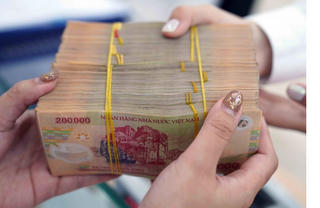 Lãi suất giảm mạnh, vẫn có ngân hàng huy động 11%/năm