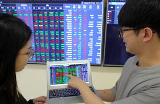 VN-Index giảm nhẹ dù hàng loạt cổ phiếu bất động sản 'nổi sóng'