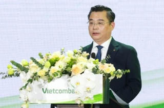 Vietcombank lợi nhuận lên gần 2 tỷ USD, nhận chuyển giao ngân hàng yếu kém