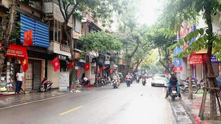 Hà Nội: Chung cư giãn dân phố cổ hoang vắng, không bóng người
