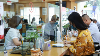 Vì sao liên tục tăng lãi suất nhưng ngân hàng khó huy động tiền gửi?