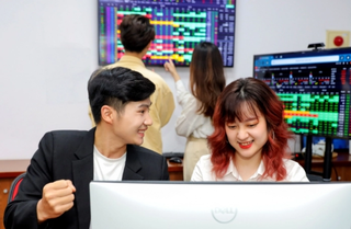 VN-Index hồi phục ngoạn mục dù thanh khoản 'hụt hơi'