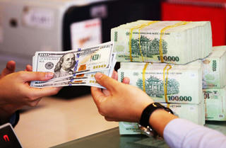 Tình huống hiếm có: Lãi suất cho vay USD cao hơn vay VND