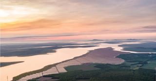 Cụm nhà máy điện mặt trời 9.100 tỷ lớn nhất Đông Nam Á của Việt Nam, bén rễ trên đất bán ngập của hồ thủy điện lớn nhất cả nước