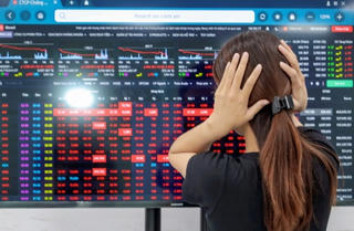Bán tháo ồ ạt, hàng trăm mã giảm kịch sàn, VN-Index mất tới 55 điểm