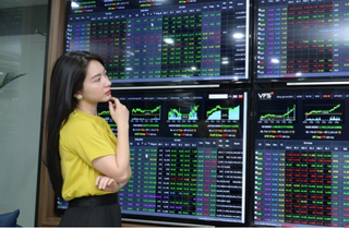 Thị trường ảm đạm, cổ phiếu chứng khoán và bán lẻ có lối đi riêng