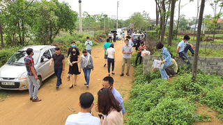 Trong cơn “sốt“ đất, người bán xôi, giò chả cũng thành... môi giới