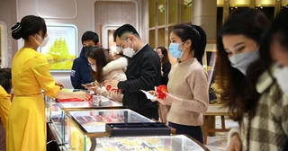 Giá vàng rớt thảm 'rơi tự do', tôi 'đu đỉnh' giờ sốc, hối hận vì bài học cũ chưa bao giờ hết giá trị